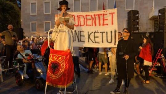 Këngëtarja Gala Dragot: Kurajë, mos lejoni politikën t’u njollosë të ardhmen! Robert Aliaj: Qeveria që s’është krah jush, është armiku juaj