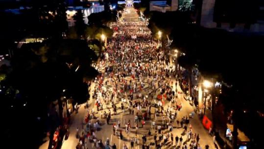 ‘Zvërneci’/ Mbahet në Tiranë protesta e 17-ë para kryeministrisë, fjalimet u lihen të rinjve! Sulmojnë komisioneren e BE: U bë Narta kos, garancitë s'pijnë ujë!