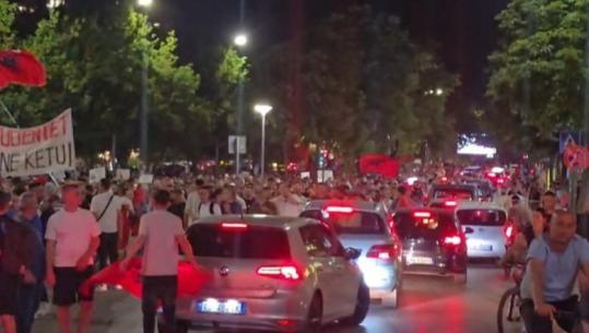 Vijon marshimi, protestuesit thirrje qytetarëve: Çohuni nga kafja!