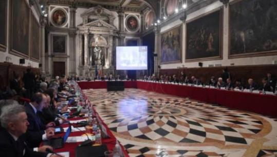 Pr.ligji për financimin e partive, Venecia 'ok' me rezerva: Më shumë kontroll ndaj financimeve të fshehta! KQZ të fuqizohet dhe të ketë burime për mbikëqyrje