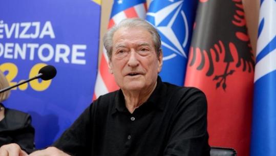 Protesta për Zvërnecin Berisha thirrje pedagogëve dhe studentëve: Bashkohuni dhe ju! Ne nuk do shkojmë me simbolet e partisë