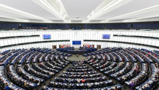 Me 418 vota pro, Parlamenti Europian miraton paketën e re për kthimin e emigrantëve të paligjshëm dhe transferimin e tyre në vende të treta