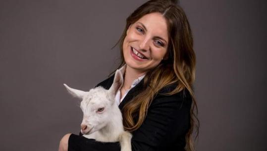 PROFIL/ Metamorfoza e Marjana Koçekut, 'GEN Z' e PS! Nga protesta e studentëve te ‘flamingot’. TË GJITHA momente që ‘ndezën’ krisjen me socialistët