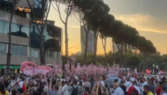 LIVE TV - ‘Zvërneci’, dita e 18-të e protestës kundër investimit, tubuesit grumbullohen para kryeministrisë! Mikrofoni 'u dorëzohet' pensionistëve, 'flamingot' bëjnë paradë