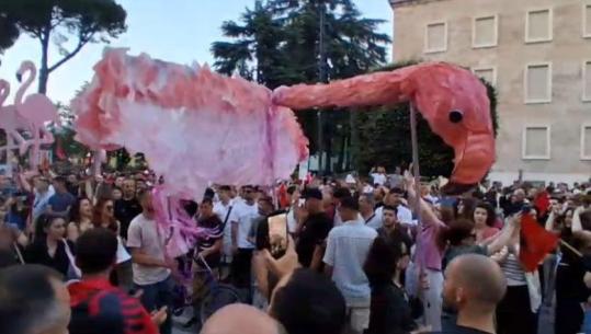LIVE TV - ‘Zvërneci’, dita e 18-të e protestës para kryeministrisë, mikrofoni 'u dorëzohet' pensionistëve! Rikthejnë 'flamingot' dhe bëjnë paradë, bashkohet edhe tufa e dhive