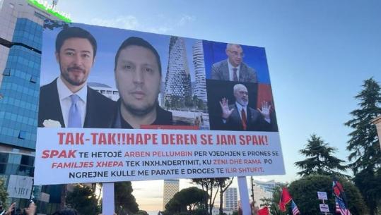 ‘Tak-tak! Hape derën se jam SPAK!’ Pankarta me mesazhe për Shkëlzen Berishën dhe Ilir Shtufin