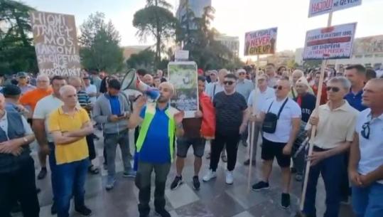 Aktivisti Arben Kola ironizon demokratët: Zoti pastë mëshirë për ata që presin reformim nga një pensionist! 