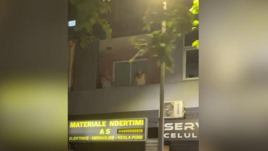 Vijon marshimi, qytetarët e ndjekin nga dritaret e shtëpive