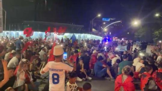 Protestuesit 'bllokojnë' përkohësisht qarkullimin në Tiranë, ulen këmbëkryq në rrugën përballë Bankës së Shqipërisë