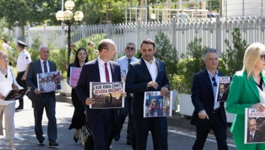 Deputetët e PD kopjojnë qytetarët në protestë, shkojnë në Kuvend me pankarta kundër qeverisë