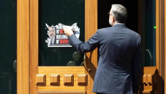 ‘Rama n’burg, Belinda n’burg’/ Deputeti i PS gris pankartën e vendosur në derën hyrëse të Kuvendit