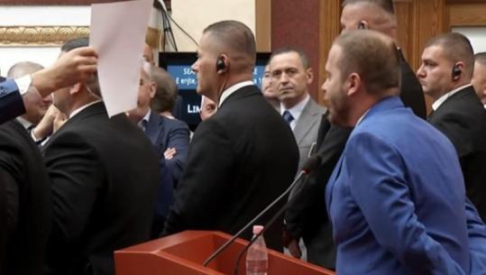 'O zoti bideja', deputetët e PD i bllokojnë foltoren Ardit Bidos, nuk e lënë të flasë! Peleshi ndërpret seancën për 5 minuta