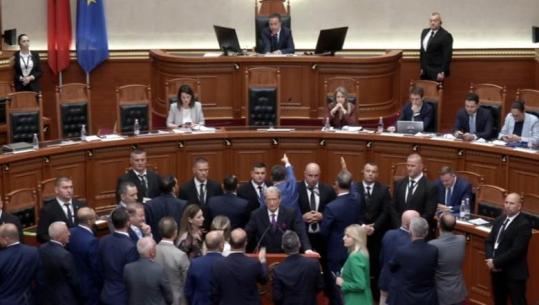 Deputetët e PD pengojnë seancën/ Peleshi-Nokës: Mos më drejto gishtin mua!