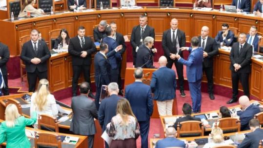  Kuvend/ Berisha 'mbron' protestën: Ta shkarkojmë Ramën! Balla: I fundit që mund të flasë je ti pelikan! PD bllokon foltoren, ndërpritet përsëri seanca 