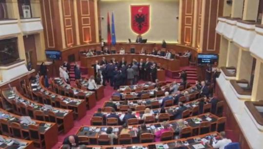 Kuvendi mbyll dyert të enjten, PD: Të mblidhet seanca plenare dhe të zhvillojmë mocion me debat për kërkesat e protestuesve dhe raportin e PE