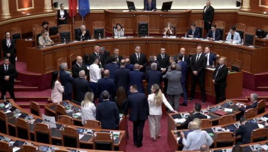 S’ka paqe në Kuvend, grupi i PD s’lëshon foltoren, seanca ndërpritet sërish