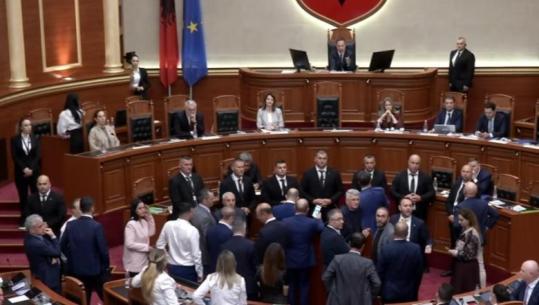 PD mban sërish të bllokuar foltoren: Rama jepe dorëheqjen! Balla: Jemi informuar që mbrëmë për këtë strategji! PS kalon direkt në votim