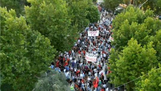 Protesta e 19-të për ‘Zvërnecin’ dhe kundër qeverisë, protestuesit mblidhen para Parlamentit me socialistët brenda: Hajdutë, tradhtarë