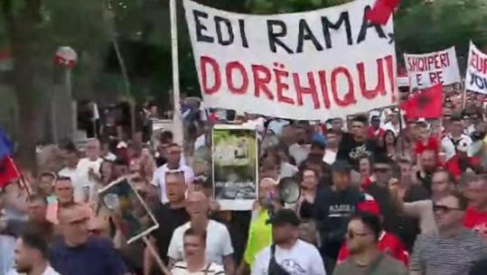 Protestuesit ndalojnë te selia e PD-së gjatë marshimit, përplasje verbale mes qytetarëve