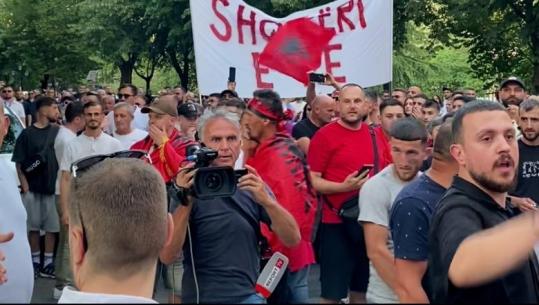 Protesta e 19-të për ‘Zvërnecin’ dhe kundër qeverisë, protestuesit mblidhen para Parlamentit me socialistët brenda: Hajdutë, tradhtarë