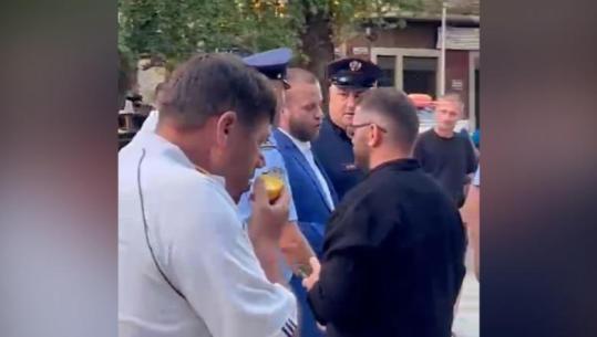 Deputeti Ardit Bido tenton të takojë protestuesit para Parlamentit, policia e këshillon të mos afrohet