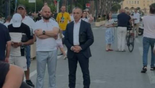 Deputeti demokrat Arjan Ndoja u bashkohet sërish protestuesve para Kryeministrisë, kërkohet edhe 'Berisha në burg'