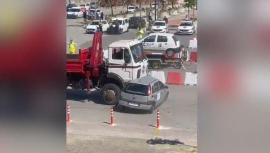 Kamioni ‘përplas’ makinën në sheshin ‘Nënë Tereza’! ‘Aksidenti‘ që sjell mesazhin për jetën