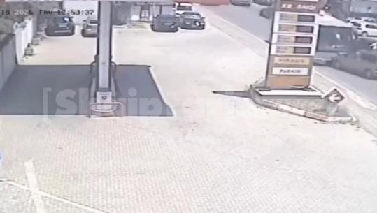 Makina devijoi dhe i ndërpreu rrugën, autobusi përplaset me pikën e karburantit në Elbasan