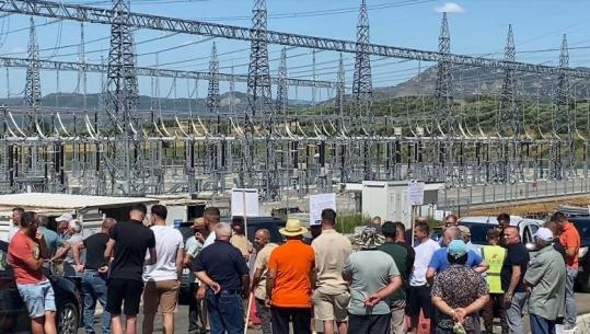 Elbasan/ Banorët e fshatit Kryezjarr në protestë për dëmtimin e rrugës nga mjetet e rënda, i pranishëm edhe kryebashkiaku