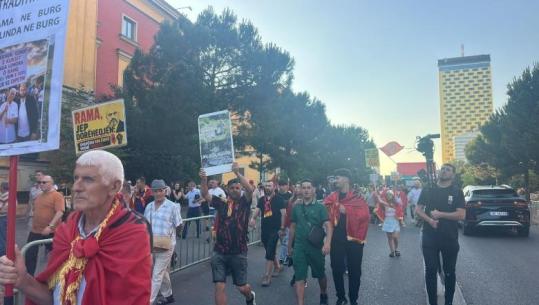 Qytetarët 20 ditë protestë, marshojnë drejt kryeministrisë