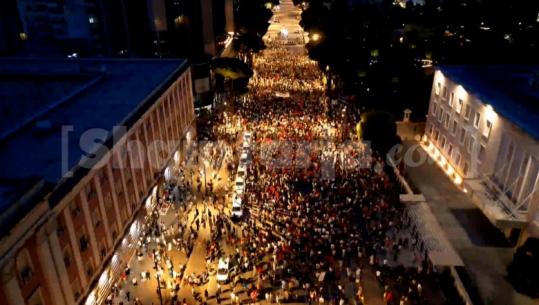 Qytetarët 20 ditë në protestë, kërkojnë largimin e dyshes Rama-Berisha! Protestuesja: Argita Berisha më vodhi pronat! Nis marshimi nëpër Tiranë