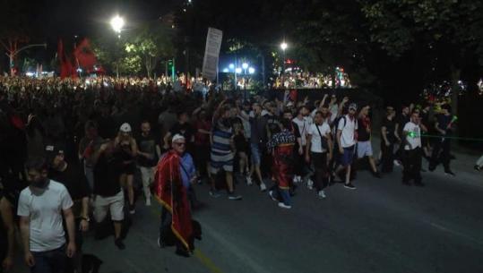 Me syze dielli, gazetari pranë Shkëlzen Berishës në ballë të protestës, ‘udhëheq’ marshimin e qytetarëve në rrugët e Tiranës