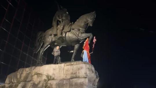 Me flamuj kombëtar dhe fishekzjarrë, protestuesit mbyllin marshimin në Sheshin Skënderbej në Tiranë