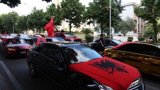 Shqiptarë të diasporës vijnë në Tiranë për protestë, rreth 30 automjete luksoze kanë hyrë nga Muriqani! Paradë nëpër kryeqytet