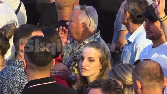 Pas largimit nga grupi parlamentar i PS, deputetja Marjana Koçeku i bashkohet protestës