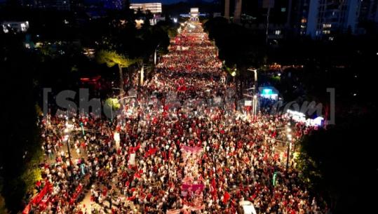21 ditë protestë/ Shqiptarë të diasporës vijnë në Tiranë, kërkesë Ramës: Jep dorëheqjen deri nesër! Pas largimit nga PS, Marjana Koçeku del në shesh! Nis marshimi