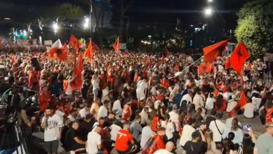 Thirrje nga podiumi për të kaluar natën në bulevard, protestuesit ulen përpara kryeministrisë