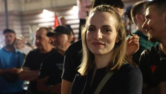 ‘Në tribunën më të bukur të demokracisë’, mori pjesë në protestën në Tiranë, reagon deputetja që u largua nga PS