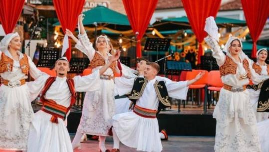 Valle, kostume tradicionale dhe atmosferë festive, Korça mirëpret festivalin folklorik 'Shpirti i Ballkanit'