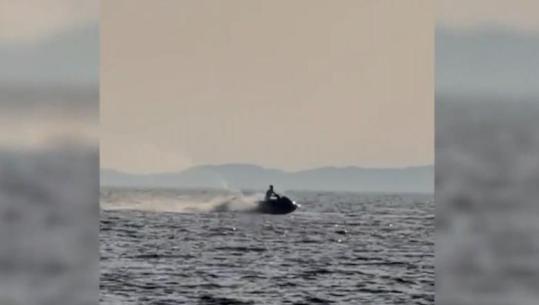 Rrezikoi sigurinë e pushuesve me motorr uji në plazhin e Sarandës, policia kufitare gjobit drejtuesin me 530 mijë lekë dhe ia bllokon mjetin