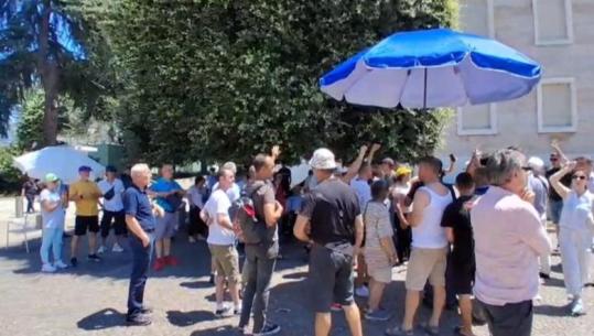 Protestuesit flenë dhe zgjohen përpara kryeministrisë, kalojnë ditën me çadër para godinës! Bulevardi i bllokuar përgjatë gjithë ditës