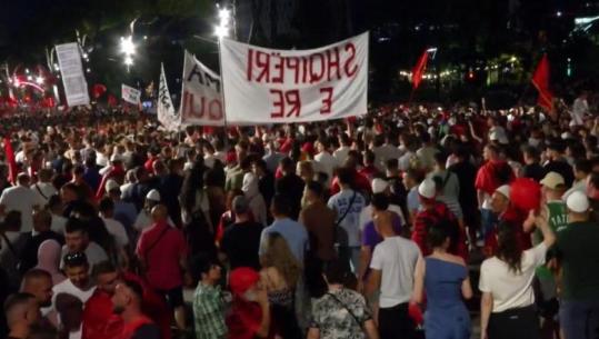 Përfundojnë fjalimet, nis marshimi i protestuesve në kryeqytet