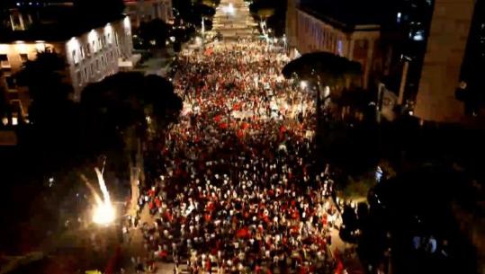 Dita e 22-të e protestës para kryeministrisë, mikrofoni i lihet diasporës! Reagime për përdhosjen e flamurit izraelit: Ka grupe të infiltruara, distancohemi
