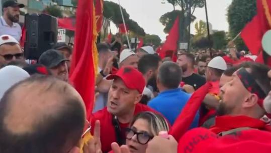 Momente tensioni me grupin e organizatorëve të protestës: Mos prek me dorë!