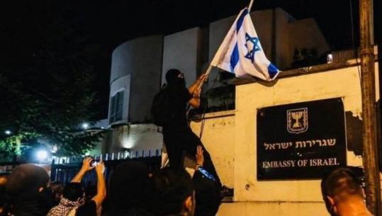 VIDEO/ Flamuri izraelit u përdhos nga protestues të maskuar, Ministria e Jashtme: Nuk përfaqësojnë Shqipërinë, përhapin urrejtje! Ambasadorja Peleg: Ky akt nuk i nderon shqiptarët