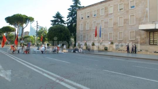 Protestuesit kalojnë natën para kryeministrisë, bllokohet qarkullimi në bulevardin ‘Dëshmorët e Kombit’