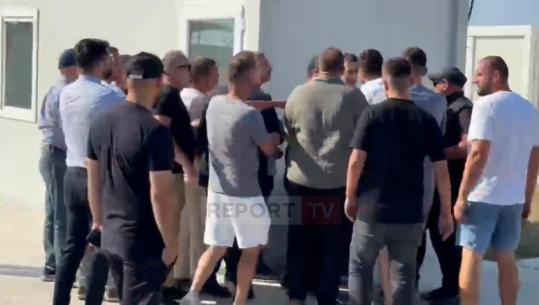 Tensione në Aeroportin e Vlorës, punonjësit e Behgjet Pacollit nxjerrin nga zyrat vartësit e Valon Ademit! Përplasen edhe me rojet e sigurisë