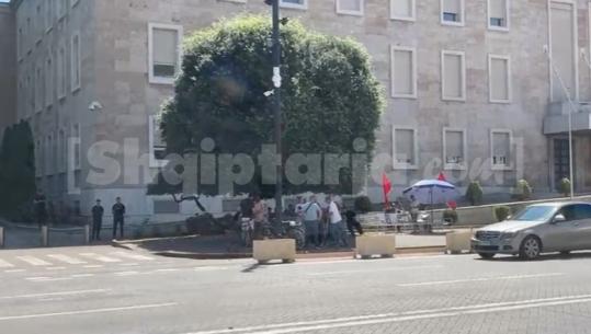 Ishte i bllokuar nga grupi i protestuesve që e gdhinë në bulevard, lirohet kalimi para kryeministrisë