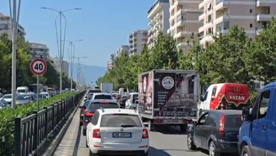 Trafik i rënduar në Trasballkanike, fluks i lartë automjetesh drejt plazheve të Vlorës