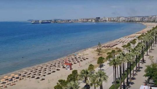 Kishin tejkaluar hapësirën e caktuar për shfrytëzimin e plazhit, bizneseve në Vlorë u sekuestrohen çadra e shezlongë 